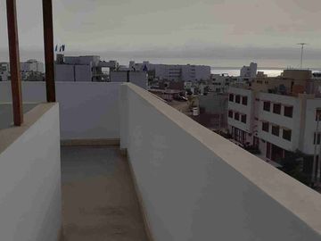 Se alquila habitación con baño privado en San Bartolo.