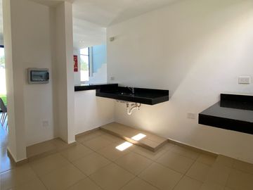 Casa en privada con amenidades y áreas verdes, al poniente de Mérida