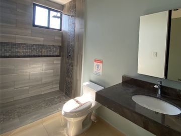 Casa en privada con amenidades y áreas verdes, al poniente de Mérida