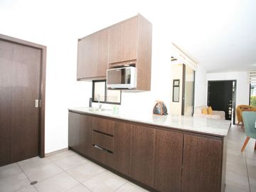 CASA ESQUINERA MODERNA CON JARDÍN Y SEGURIDAD EN CONJUNTO PRIVADO