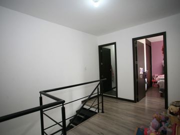 CASA ESQUINERA MODERNA CON JARDÍN Y SEGURIDAD EN CONJUNTO PRIVADO