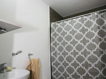 CASA ESQUINERA MODERNA CON JARDÍN Y SEGURIDAD EN CONJUNTO PRIVADO