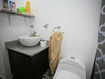 CASA ESQUINERA MODERNA CON JARDÍN Y SEGURIDAD EN CONJUNTO PRIVADO