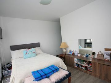 CASA ESQUINERA MODERNA CON JARDÍN Y SEGURIDAD EN CONJUNTO PRIVADO