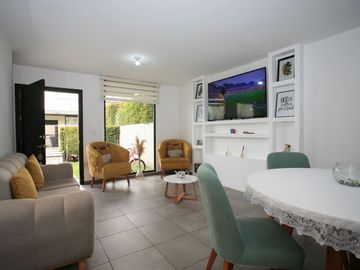 CASA ESQUINERA MODERNA CON JARDÍN Y SEGURIDAD EN CONJUNTO PRIVADO
