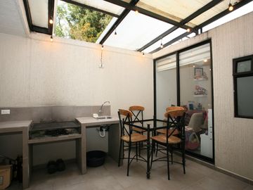 CASA ESQUINERA MODERNA CON JARDÍN Y SEGURIDAD EN CONJUNTO PRIVADO