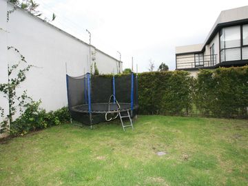 CASA ESQUINERA MODERNA CON JARDÍN Y SEGURIDAD EN CONJUNTO PRIVADO