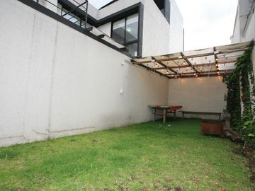CASA ESQUINERA MODERNA CON JARDÍN Y SEGURIDAD EN CONJUNTO PRIVADO