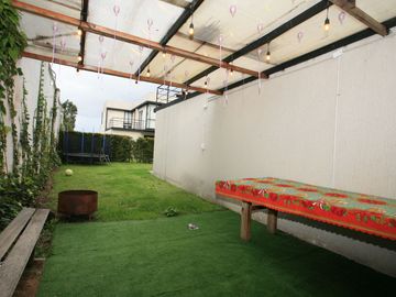 CASA ESQUINERA MODERNA CON JARDÍN Y SEGURIDAD EN CONJUNTO PRIVADO