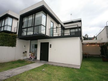 CASA ESQUINERA MODERNA CON JARDÍN Y SEGURIDAD EN CONJUNTO PRIVADO