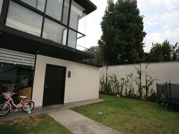 CASA ESQUINERA MODERNA CON JARDÍN Y SEGURIDAD EN CONJUNTO PRIVADO
