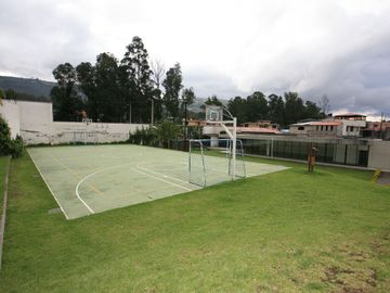CASA ESQUINERA MODERNA CON JARDÍN Y SEGURIDAD EN CONJUNTO PRIVADO