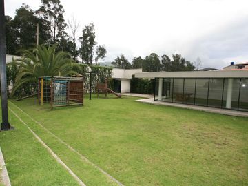 CASA ESQUINERA MODERNA CON JARDÍN Y SEGURIDAD EN CONJUNTO PRIVADO