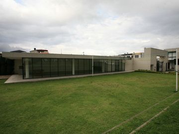 CASA ESQUINERA MODERNA CON JARDÍN Y SEGURIDAD EN CONJUNTO PRIVADO