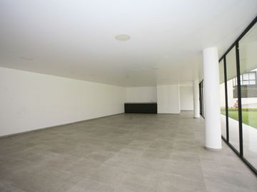 CASA ESQUINERA MODERNA CON JARDÍN Y SEGURIDAD EN CONJUNTO PRIVADO