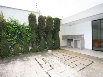 CASA ESQUINERA MODERNA CON JARDÍN Y SEGURIDAD EN CONJUNTO PRIVADO