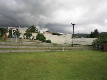 CASA ESQUINERA MODERNA CON JARDÍN Y SEGURIDAD EN CONJUNTO PRIVADO