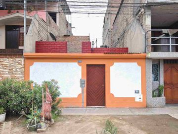 VENDO CASA SAN JUAN MIRAFLORES / ENTRE VARGAS MACHUCA Y PEDRO MIOTA  / 108 M2 / USD 138,000 DOLARES NEGOCIABLES.