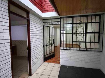 VENDO CASA SAN JUAN MIRAFLORES / ENTRE VARGAS MACHUCA Y PEDRO MIOTA  / 108 M2 / USD 138,000 DOLARES NEGOCIABLES.