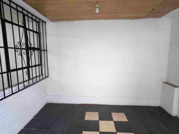 VENDO CASA SAN JUAN MIRAFLORES / ENTRE VARGAS MACHUCA Y PEDRO MIOTA  / 108 M2 / USD 138,000 DOLARES NEGOCIABLES.