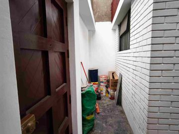 VENDO CASA SAN JUAN MIRAFLORES / ENTRE VARGAS MACHUCA Y PEDRO MIOTA  / 108 M2 / USD 138,000 DOLARES NEGOCIABLES.