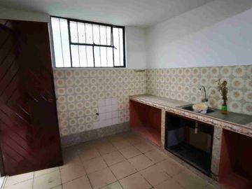 VENDO CASA SAN JUAN MIRAFLORES / ENTRE VARGAS MACHUCA Y PEDRO MIOTA  / 108 M2 / USD 138,000 DOLARES NEGOCIABLES.