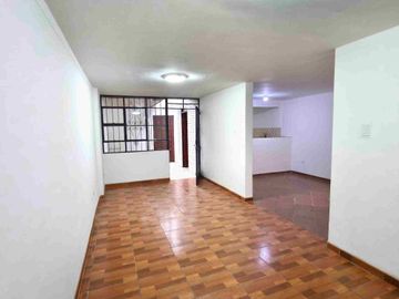 VENDO CASA SAN JUAN MIRAFLORES / ENTRE VARGAS MACHUCA Y PEDRO MIOTA  / 108 M2 / USD 138,000 DOLARES NEGOCIABLES.