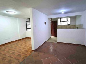 VENDO CASA SAN JUAN MIRAFLORES / ENTRE VARGAS MACHUCA Y PEDRO MIOTA  / 108 M2 / USD 138,000 DOLARES NEGOCIABLES.