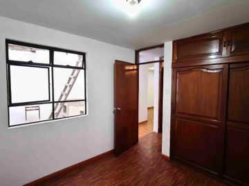 VENDO CASA SAN JUAN MIRAFLORES / ENTRE VARGAS MACHUCA Y PEDRO MIOTA  / 108 M2 / USD 138,000 DOLARES NEGOCIABLES.
