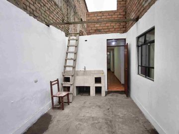 VENDO CASA SAN JUAN MIRAFLORES / ENTRE VARGAS MACHUCA Y PEDRO MIOTA  / 108 M2 / USD 138,000 DOLARES NEGOCIABLES.