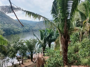 Este terreno se sitúa en la orilla menos explorada y más serena de la Laguna Azul, ideal para un refugio exclusivo lejos del bullicio turístico.