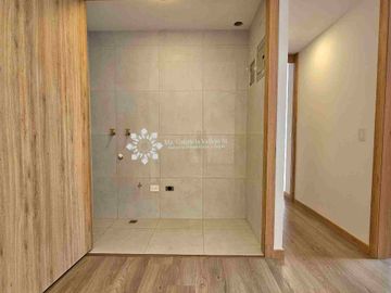 EN VENTA - MODERNO DEPARTAMENTO DE 2 HABITACIONES CON VISTA AL RÍO YANUNCAY. 

‼️POR ESTRENAR‼️