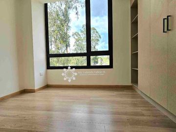 EN VENTA - MODERNO DEPARTAMENTO DE 2 HABITACIONES CON VISTA AL RÍO YANUNCAY. 

‼️POR ESTRENAR‼️