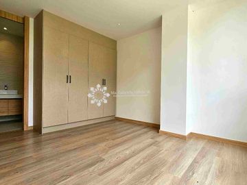 EN VENTA - MODERNO DEPARTAMENTO DE 2 HABITACIONES CON VISTA AL RÍO YANUNCAY. 

‼️POR ESTRENAR‼️