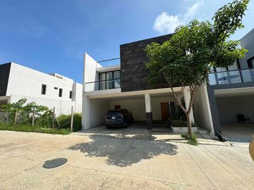 Hermosa casa en venta con 200 mts2 de terreno alberca y Roof Garden zona exclusiva de la ciudad