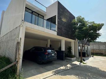 Hermosa casa en venta con 200 mts2 de terreno alberca y Roof Garden zona exclusiva de la ciudad