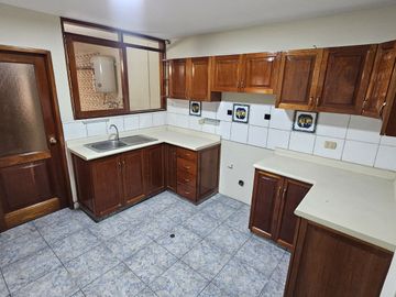 Alquiler de amplio departamento de 170 M2 en Chacarilla del Estanque – Surco
