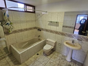 Alquiler de amplio departamento de 170 M2 en Chacarilla del Estanque – Surco