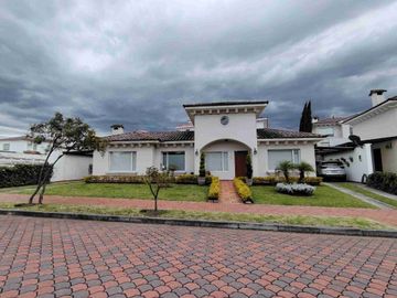 Vendo casa de una planta en el Valle de los Chillos.