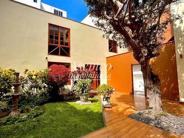 Venta de Moderna Casa en Chacarilla del Estanque – Surco
