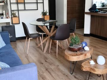 EN VENTA EN CUMBAYA BONITA Y CONFORTABLE SUITE CON BALCÓN EXCELENTE UBICACIÓN, SECTOR  USFQ.