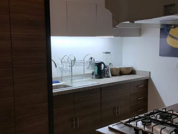 EN VENTA EN CUMBAYA BONITA Y CONFORTABLE SUITE CON BALCÓN EXCELENTE UBICACIÓN, SECTOR  USFQ.