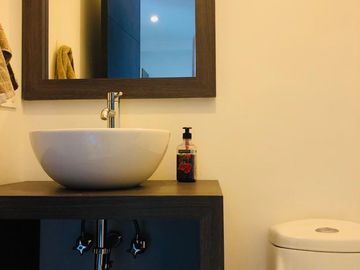 EN VENTA EN CUMBAYA BONITA Y CONFORTABLE SUITE CON BALCÓN EXCELENTE UBICACIÓN, SECTOR  USFQ.