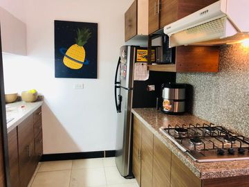 EN VENTA EN CUMBAYA BONITA Y CONFORTABLE SUITE CON BALCÓN EXCELENTE UBICACIÓN, SECTOR  USFQ.