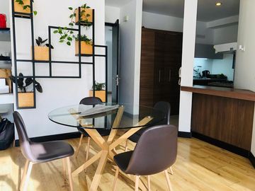 EN VENTA EN CUMBAYA BONITA Y CONFORTABLE SUITE CON BALCÓN EXCELENTE UBICACIÓN, SECTOR  USFQ.