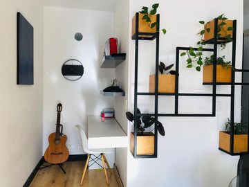 EN VENTA EN CUMBAYA BONITA Y CONFORTABLE SUITE CON BALCÓN EXCELENTE UBICACIÓN, SECTOR  USFQ.