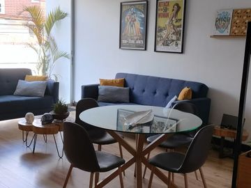 EN VENTA EN CUMBAYA BONITA Y CONFORTABLE SUITE CON BALCÓN EXCELENTE UBICACIÓN, SECTOR  USFQ.