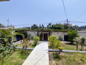 VENDO CASA COMO TERRENO, A MTS DE AV JAVIER PRADO CDRA 55, RES. MONTERRICO