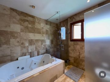 VENDO HERMOSA CASA URB RANCHO SAN FRANCISCO - MIRAVALLE - CUMBAYA