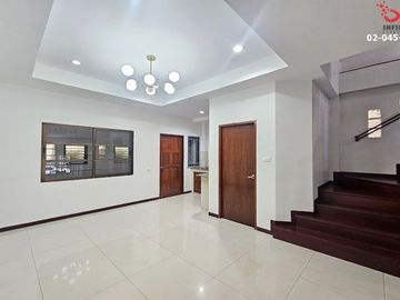 ขายทาวน์โฮม 3 ชั้น 20 ตารางวา สุขุมวิท 52 ใกล้ BTS อ่อนนุช & ทางด่วน พื้นที่ใช้สอย 200 ตารางเมตร พร้อมอยู่